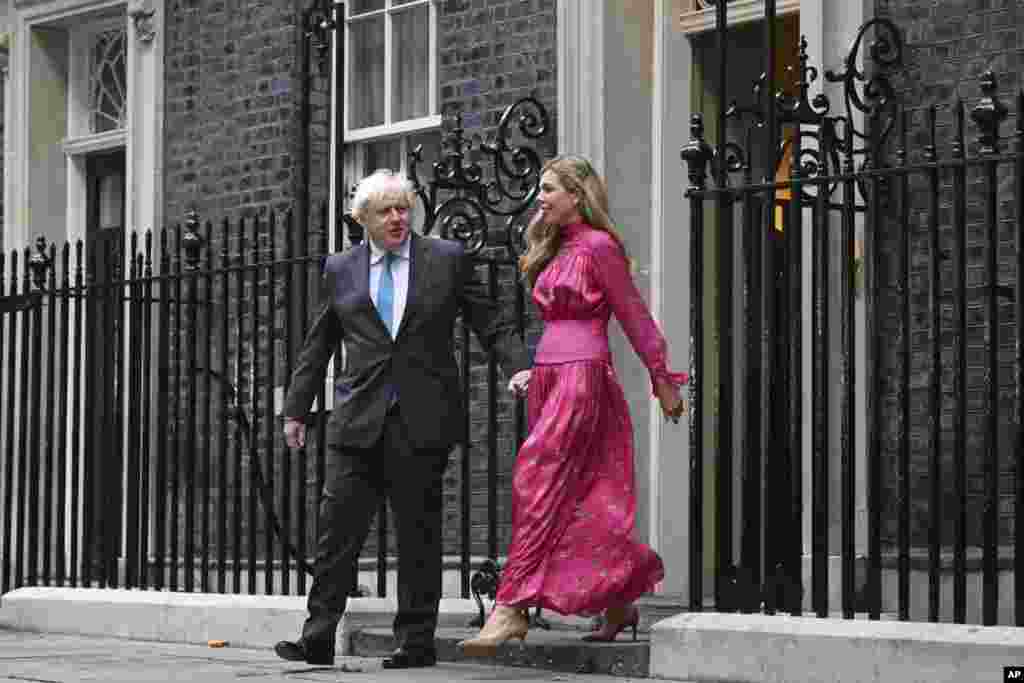 Britain&#39;s outgoing Prime Minister Boris Johnson and his wife Carrie come out of 10 Downing Street in London, to deliver a speech before heading to Balmoral in Scotland, where he will announce his resignation to Britain&#39;s Queen Elizabeth II.