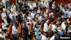 Lawmakers, representing People's Front party and President Petro Poroshenko's faction, attend a session of parliament in Kyiv, Ukraine, May 16, 2019. The ruling coalition broke up Friday.