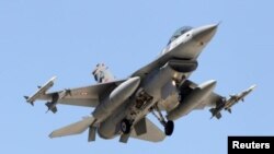 土耳其F-16型战斗机飞近在土耳其南部城市阿达那的空军基地