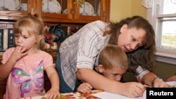 Seorang ibu mendidik anaknya dengan sistem sekolah di rumah (homeschooling) di kota St. Charles, Iowa (foto: ilustrasi). 