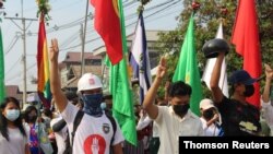 미얀마 다웨이에서 지난 13일 군부 쿠데타 반데 시위가 계속되고 있다. 