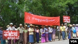 မုံရွာမြို့အနီး လက်ပန်တောင်းတောင် ကြေးနီစီမံကိန်း ရပ်တန့်ရေး ဆန္ဒပြနေသူများ