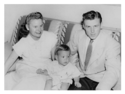 어린 시절 리처드 다운스와 어머니 일리노어 다운스와 북한에서 실종된 해롤드 다운스 가족사진.