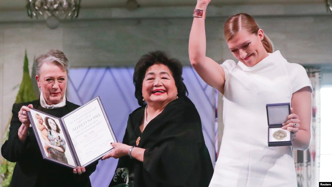 Dari kiri: Ketua Komite Nobel Berit Reiss-Andersen, penyintas bom Hiroshima Setsuko Thurlow dan Direktur Eksekutif ICAN Beatrice Fihn pada penganugerahan Nobel Perdamaian di Oslo, Minggu (10/12). 