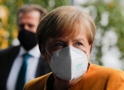 Almanya Başbakanı Angela Merkel'in basın toplantısında sık sık öksürmesi dikkat çekti