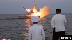 朝鲜中央通讯社2023年8月21日发布的这张未注明日期的照片显示，朝鲜领导人金正恩在海军军舰上监督战略巡航导弹试验。