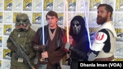 Para pengunjung mengenakan kostum dari karakter favorit mereka di ajang Comic-Con 2019. (Foto: VOA)