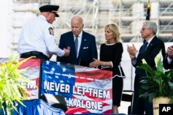 Predsjednik Joe Biden i prva dama Jill Biden i državni tužilac Merrick Garland odaju 15. maja 2022. počast policajcima koji su izgubili živote u liniji dužnost 2021. (AP Photo/Manuel Balce Ceneta)