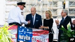 조 바이든(왼쪽 두번째) 미국 대통령과 부인 질 바이든(세번째) 여사가 15일 워싱턴 D.C.에서 열린 순직 경찰관 추모 행사에 참석하고 있다.