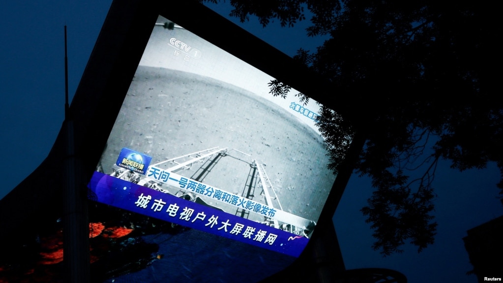 In this file photo, a screen broadcasts a CCTV state media news ｕpdate, showing an image of Mars taken by Chinese Mars rover Zhurong as part of the Tianwen-1 mission, in Beijing, China, May 19, 2021. (REUTERS/Thomas Peter/File Photo)