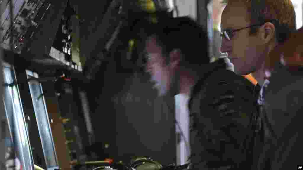 A flight lieutenant monitors a TAC station onboard a Royal New Zealand Air Force P3 Orion during search operations for Flight MH370 in the southern Indian Ocean, April 4, 2014.