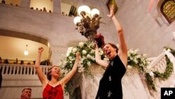 Margaret Majls i njena supruga Keti Bruk slave posle venčanja u Mineapolisu 