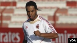 Ronaldinho mengakhiri kontraknya dengan klub AC Milan dan akan bermain di Brazil.