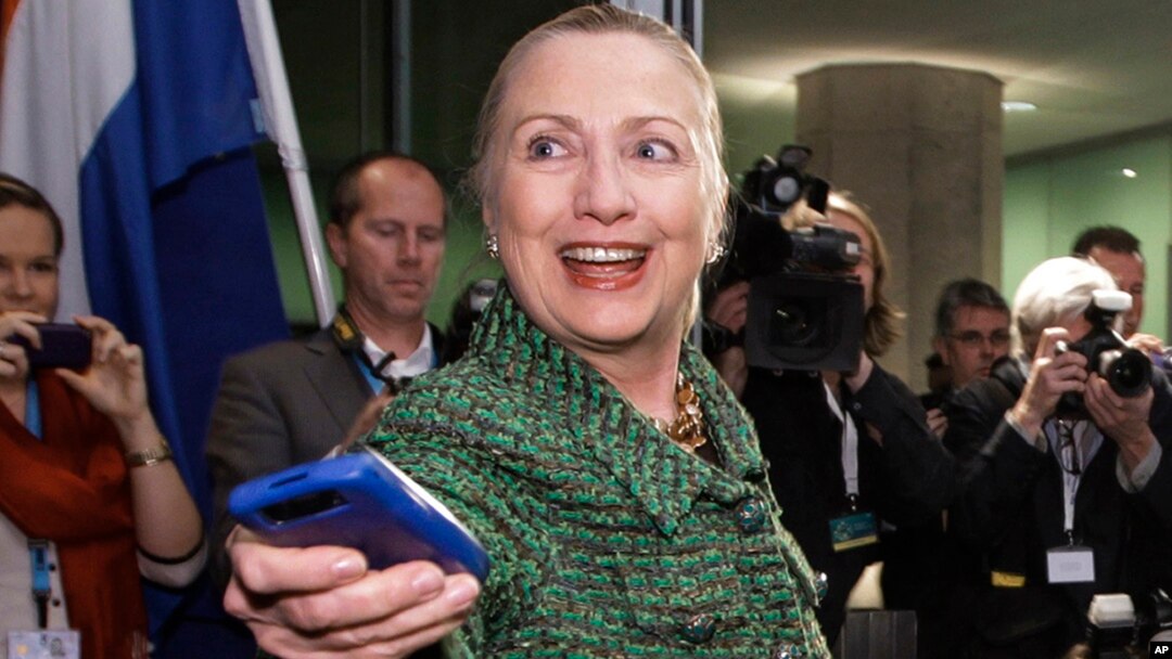 Investigación determina que Clinton nunca pidió aprobación para utilizar su propia cuenta de correo electrónico.