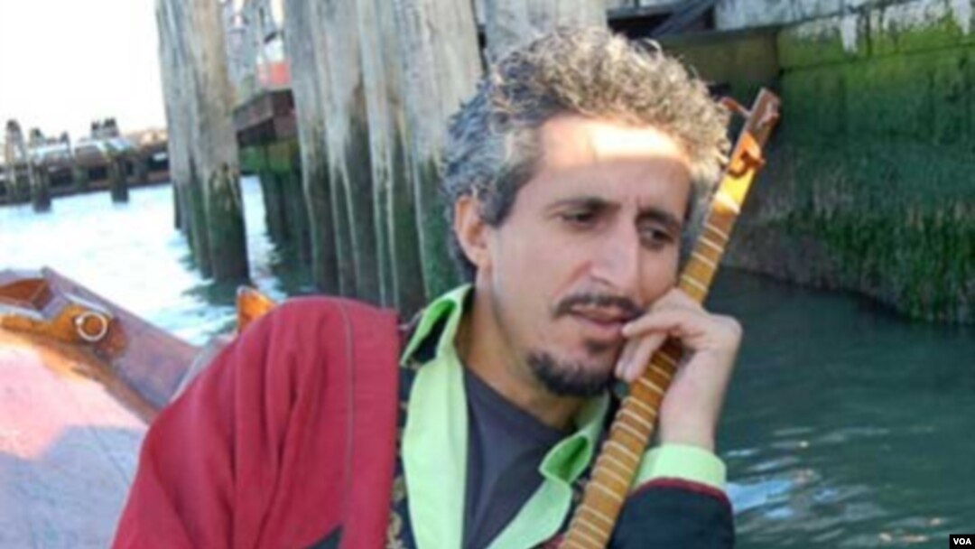 Mohsen Namjoo, penyanyi yang dijuluki sebagai “Bob Dylan Iran".