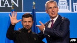 Presiden Ukraina Volodymyr Zelenskyy dan Sekjen NATO Jens Stoltenberg menyelesaikan konferensi pers di sela-sela KTT NATO di Walter E. Washington Convention Center di Washington, DC, 11 Juli 2024. 