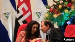 Le président nicaraguayen Daniel Ortega en plein conciliabule avec son épouse et vice-présidente, Rosario Murillo, pendant le 38e anniversaire de la fondation de l'armée nicaraguayenne, à Managua, le 1er septembre 2017.