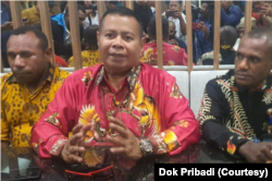 Aloysius Renwaris (baju merah) salah satu pengacara Lukas Enembe. (Foto: Dok Pribadi)