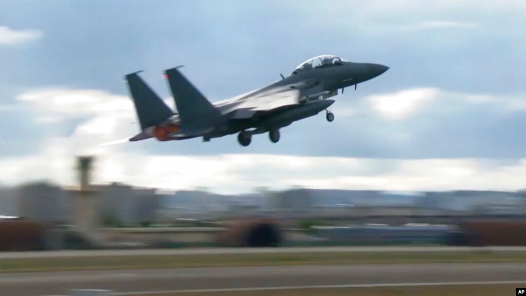 Južnokorejski borbeni avion američke proizvodnje, F15K, polijeće iz baze na nedefinisanoj lokaciji u Sjevernoj Koreji, 4. oktobra 2022.
