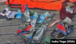 Penemuan barang pribadi penumpang dan serpihan pesawat Sriwijaya SJ182 yang jatuh di Laut Jawa pada 9 Januari 2021. Sebanyak 62 orang, terdiri dari penumpang dan kru pesawat meninggal dunia. (VOA/Indra Yoga)