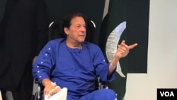 تحریک انصاف کے سربراہ عمران خان شوکت خانم اسپتال میں صحافیوں سے گفتگو کر رہے ہیں۔