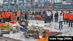 Penemuan barang pribadi penumpang dan serpihan pesawat Sriwijaya SJ182 yang jatuh di Laut Jawa pada 9 Januari 2021 dikumpulkan di Pelabuhan Tanjung Priok. (VOA/Indra Yoga)