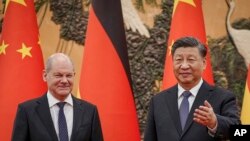 Kanselir Jerman Olaf Scholz (kiri) bertemu dengan Presiden China Xi Jinping di Aula Besar Rakyat di Beijing, China, Jumat, 4 November 2022. (Kay Nietfeld/Pool Photo via AP)