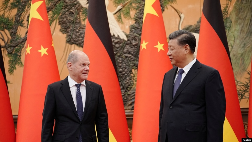 资料照片：2022年11月4日，中国国家主席习近平在北京人大会堂会晤到访的德国总理朔尔茨。（路透社照片）(photo:VOA)