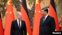 资料照片：2022年11月4日，中国国家主席习近平在北京人大会堂会晤到访的德国总理朔尔茨。（路透社照片）