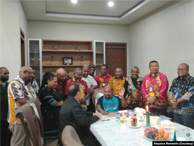 Firli Bahuri (jaket hitam) yang kehadirannya di Jayapura dikritisi, berbincang dengan Lukas Enembe. (Foto: Courtesy/Aloysius Renwarin)