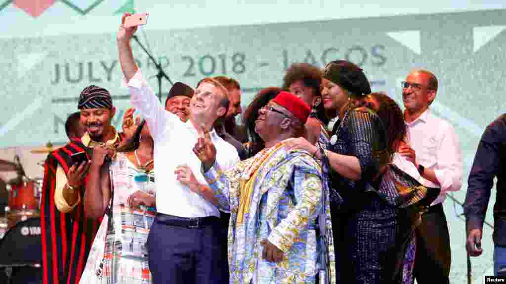 Shugaban kasar Faransa Emmanuel Macron Na daukar hoton da ake kira dauki da kanka (selfie) tare da fitattun jaruman Nollywood yayin da yake ziyara a jihar Legas Najeriya. &nbsp;