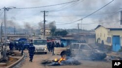 La police prend le contrôle d'une rue bloquée par une barricade en feu, dans le quartier Cocotiers de Libreville, au Gabon, 15 août 2012 (Archives). (AP Photo / Joel Bouopda Tatou)