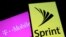 T-Mobile（左）和Sprint（右）标志的智能手机