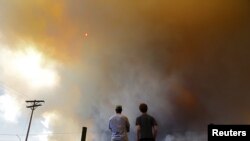 Bomberos en Colorado intentan controlar los devastadores fuegos que consumen hectárea por hectárea.