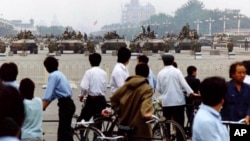 1989年6月7日民眾聚集在天安門廣場觀面對驅散學生後的軍人和坦克