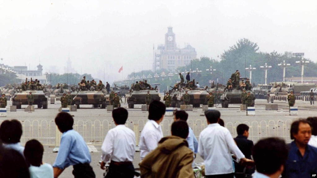 资料照片：北京市居民们在观看天安门广场上的解放军坦克车。（1989年6月7日）(photo:VOA)
