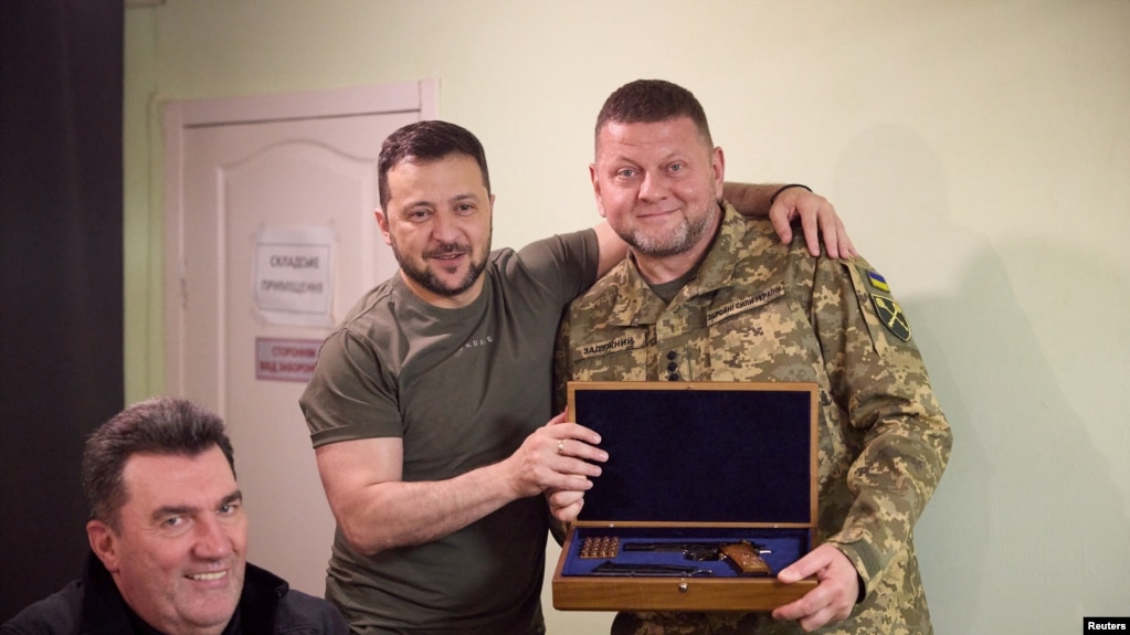 Presidenti Zelenskyy shqyrton mundësinë e shkarkimit të komandantit të forcave të armatosura