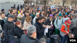 Protest ispred ambasade Rusije u Beogradu povodom smrti ruskog opozicionig lidera Alekseja Navalnog (Foto: VOA)