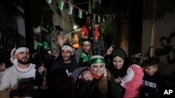 পশ্চিম তীরের নাবলুসের ফিলিস্তিনি শরণার্থী শিবির বালাতায় হামাসের হেডব্যান্ড পরিহিত ইসরাইলি কর্তৃপক্ষ থেকে মুক্তিপ্রাপ্ত বন্দী আসিল আল-তিতিকে স্বাগত জানায় তার বন্ধুবান্ধব ও পরিবারের সদস্যরা। ( ২৪ নভেম্বর, ২০২৩)