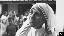 Мати Тереза, генеральна настоятелька ордену Місіонерки милосердя, керує Домом для помираючих у Калькутті, Індія. З моменту відкриття будинку в 1952 році туди потрапило приблизно 18 000 хворих, 8 500 померли, решта вижили завдяки допомозі сестер. 30 березня 1966 року. (AP)