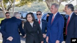 La presidenta de Taiwán, Tsai Ing-wen, segunda desde la izquierda, es recibida por el presidente de la Cámara de Representantes, Kevin McCarthy, republicano por California, segundo desde la derecha, mientras llega a la Biblioteca Presidencial Ronald Reagan en Simi Valley, California, el miércoles 5 de abril. , 2023.