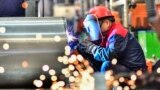 中國山東省青州市一家工廠的工人正在做工。 （2023年11月30日）