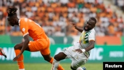 Mosani ya Mali Lassine Sinayoko (D) aweleli ndembo na mosani ya Côte d'Ivoire na match ya 1/4 ya finale ya CAN 2023 na stade de la PAix, Bouake, 3 sanza ya mibale 2023. REUTERS/Luc Gnago