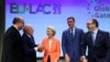 Líderes europeos y latinoamericanos celebran el inicio de una cumbre en Bruselas, Bélgica, el lunes, 17 de julio de 2023.