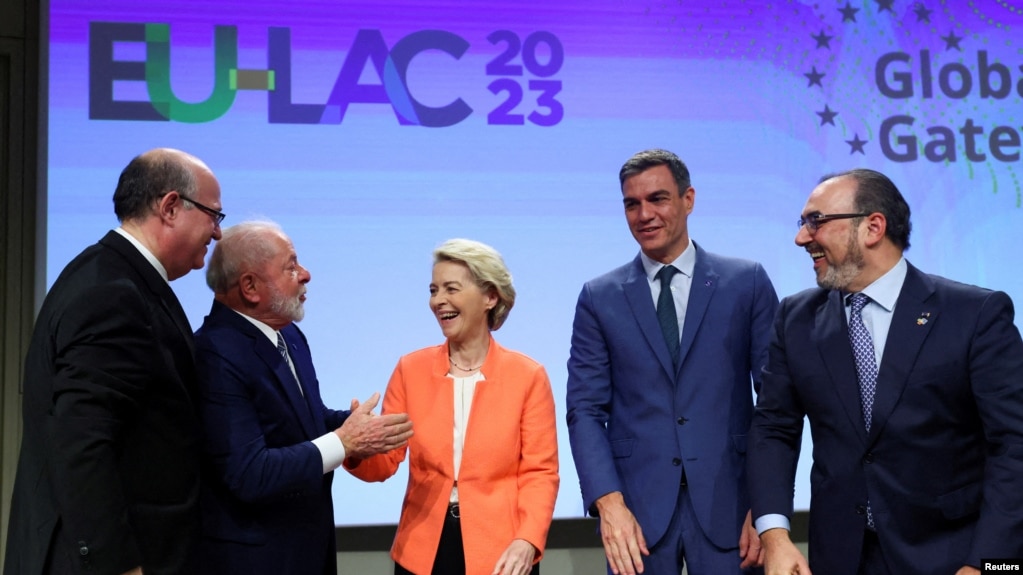 Líderes europeos y latinoamericanos celebran el inicio de una cumbre en Bruselas, Bélgica, el lunes, 17 de julio de 2023.