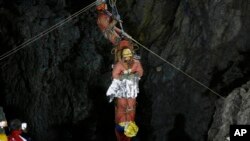 Rescuers pull American researcher Mark Dickey out of Morca cave near Anamur, Turkey. Teams from across Europe had rushed to Morca cave in southern Turkey&#39;s Taurus Mountains to aid Dickey, a 40-year-old experienced caver who became seriously ill on Sept. 2 with bleeding in his stomach.