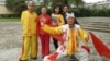于淼淼(后排右二)和席瓦吉·达斯(后排右一)2013年在陕西延安跟当地的民间舞者合影 (达斯夫妇提供)