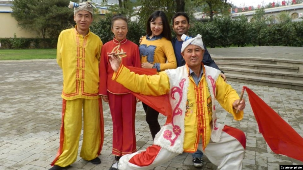 于淼淼(后排右二)和席瓦吉·达斯(后排右一)2013年在陕西延安跟当地的民间舞者合影 (达斯夫妇提供)(photo:VOA)