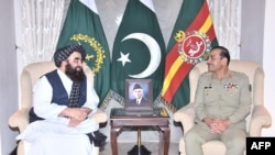 资料照：巴基斯坦陆军参谋长阿西姆·穆尼尔将军（左）在拉瓦尔品第会晤阿富汗外长阿米尔·汗·穆塔基。（2023年5月6日）