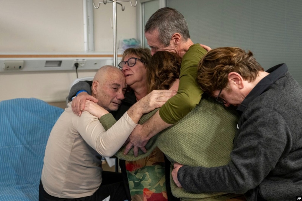 被以色列军队从加沙解救出来的以色列人质路易斯·哈尔（左）在医疗中心与家人团聚。（2024年2月12日）(photo:VOA)